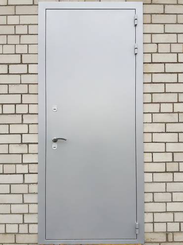 Серая входная дверь