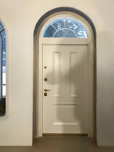 Белая дверь с арочным стеклом