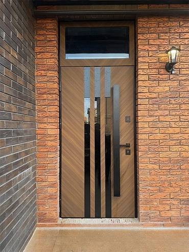 Дверь с фрамугой и бугельной ручкой