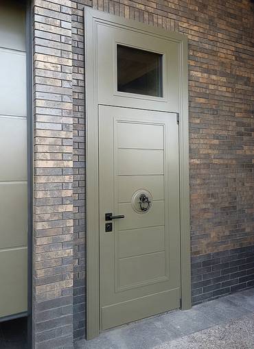 Дверь с фрамугой и кнокером