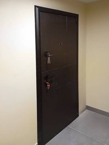 Дверь с темной панелью МДФ