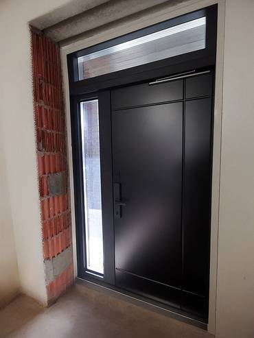 Дверь со стеклами и электронным замком