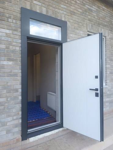 Дверь со стеклом и длинной ручкой