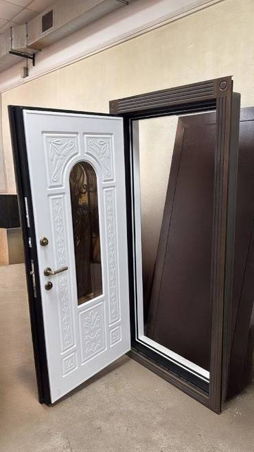 Остекленная дверь с ковкой