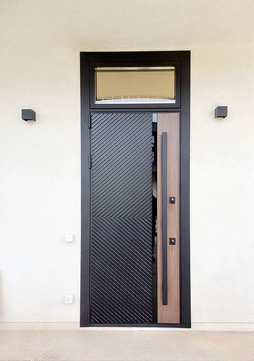 Остекленная современная дверь